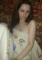 Брюнетка фотографируется дома на фоне ковра 4 фото Брюнетка фотографируется дома на фоне ковра 4 фото