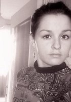 Брюнетка фотографируется дома на фоне ковра 2 фото Брюнетка фотографируется дома на фоне ковра 2 фото