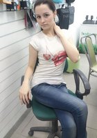 Брюнетка фотографируется дома на фоне ковра 6 фото Брюнетка фотографируется дома на фоне ковра 6 фото