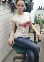 Брюнетка фотографируется дома на фоне ковра 5 фото Брюнетка фотографируется дома на фоне ковра 5 фото