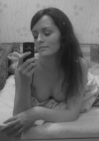 Брюнетка фотографируется дома на фоне ковра 14 фото Брюнетка фотографируется дома на фоне ковра 14 фото