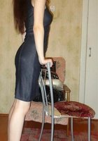 Брюнетка фотографируется дома на фоне ковра 9 фото Брюнетка фотографируется дома на фоне ковра 9 фото